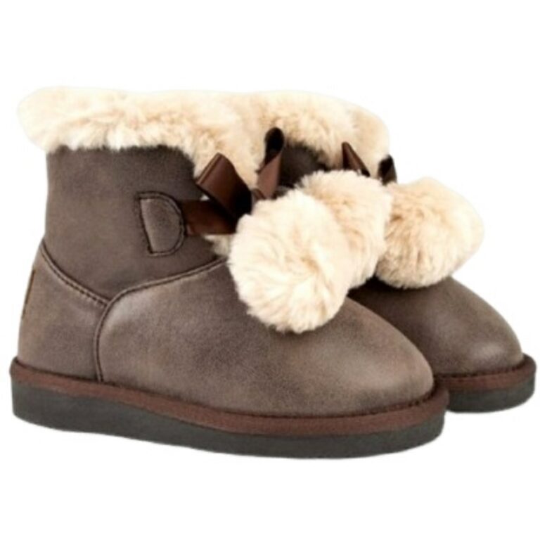 Botín Pompón Fresas modelo 54292 en color taupe